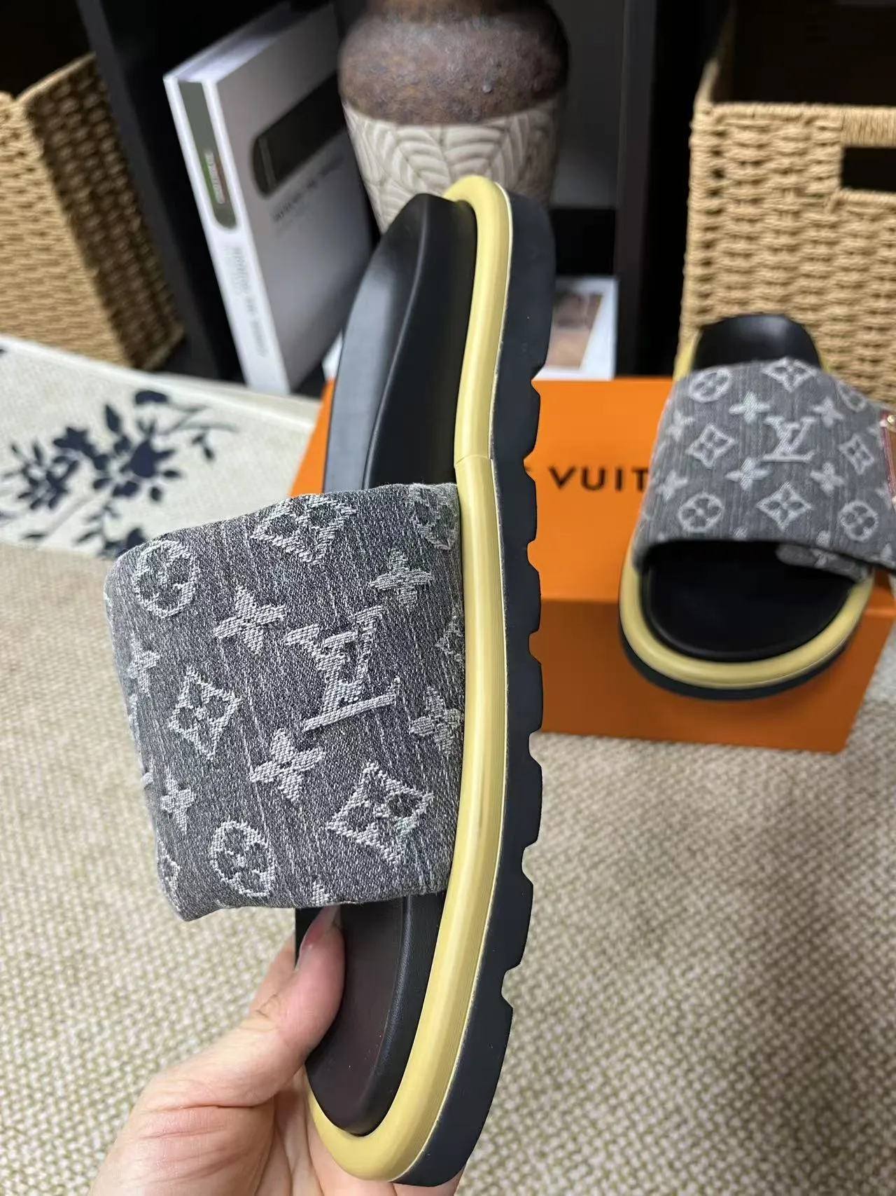 P340 yuan LV Louis Vuitton Full of high-end feel! A popular model among bloggers at home and abroad, it’s retro and fashionable, and looks stunning on your feet! Mainly recommended model on the official website★ ━━━━━ ЅᏇєєt ━━━━━ ▪️Upper: original calfskin ➕5D printing process ▪️Inner: imported mixed sheepskin ▪️Outsole: original molded foam outsole ▪️Size: Female 35-40 Men's 39-44 (women's 41 men's 45)